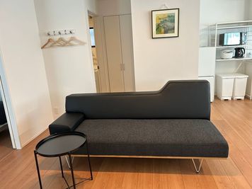 ソファ・サイドテーブル - レンタルスペース「エールハウスⅢ」 貸会議室・多目的スペースの室内の写真
