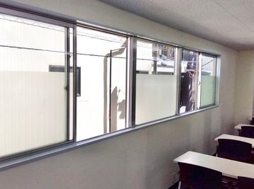 【窓を開けて換気可能です】 - TIME SHARING 新橋烏森口 新橋パインビル 2Fの設備の写真