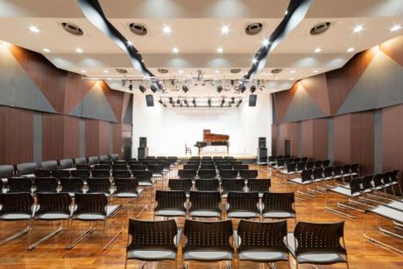 120名収容できるスペースです。コンサートグランドCFlllSが常設されています。コンクール本番を想定した練習ができます。 - ミュージックアベニュー新潟 コンサートグランドピアノ　スペースYの室内の写真