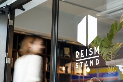 リチャージブルカフェ&ダイニング 「REISM STAND」 イベントに最適　カフェ&ダイニングの入口の写真
