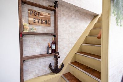 上フロアへの階段 - Potevent  カラオケ完備♪営業もできるレンタル専用バー　Potevent の室内の写真