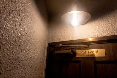 階段上入口ドア - Potevent  カラオケ完備♪営業もできるレンタル専用バー　Potevent の入口の写真