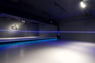 LOGOライト - BillionDance ダンススタジオの室内の写真