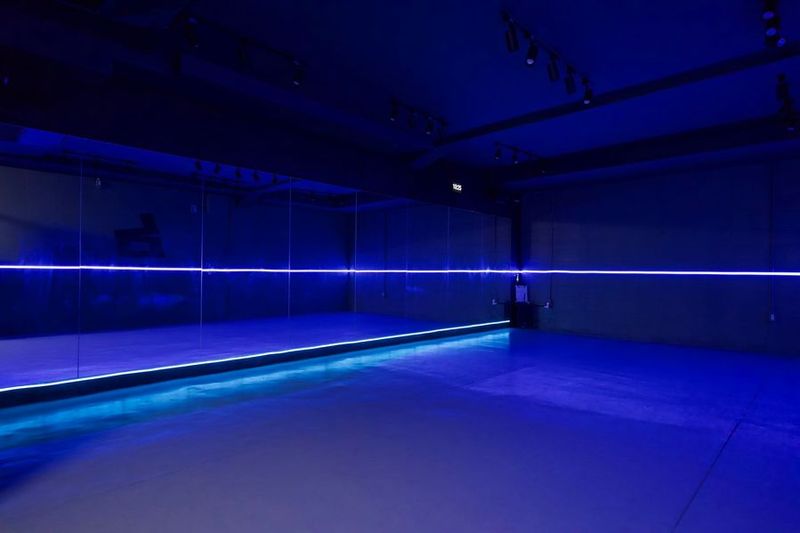 横8m*縦5m
RGBライト カラー自由変換！ - BillionDance ダンススタジオの室内の写真