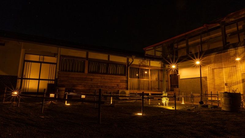 夜の外観の写真です。 - 湯小屋 霞-kasumi- 24時間入室可能のキッチン浴室付きのレンタルスペースです。の外観の写真
