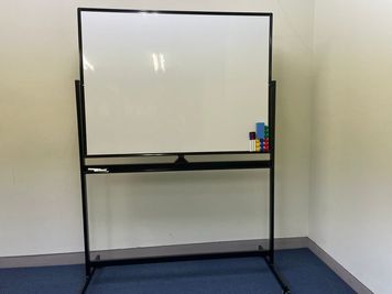 120cm×90cm　ホワイトボード - ミダス福山貸し会議室の設備の写真