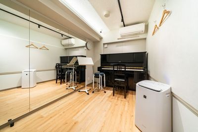 【東中野駅近 防音】ほぼ月1調律のピアノ、壁一面鏡張り、清潔で快適、24時間OK、最適な音響、ネット完備。楽器・歌の練習、合わせ - ケイコバ音楽スタジオ(旧KMA音楽スタジオ)